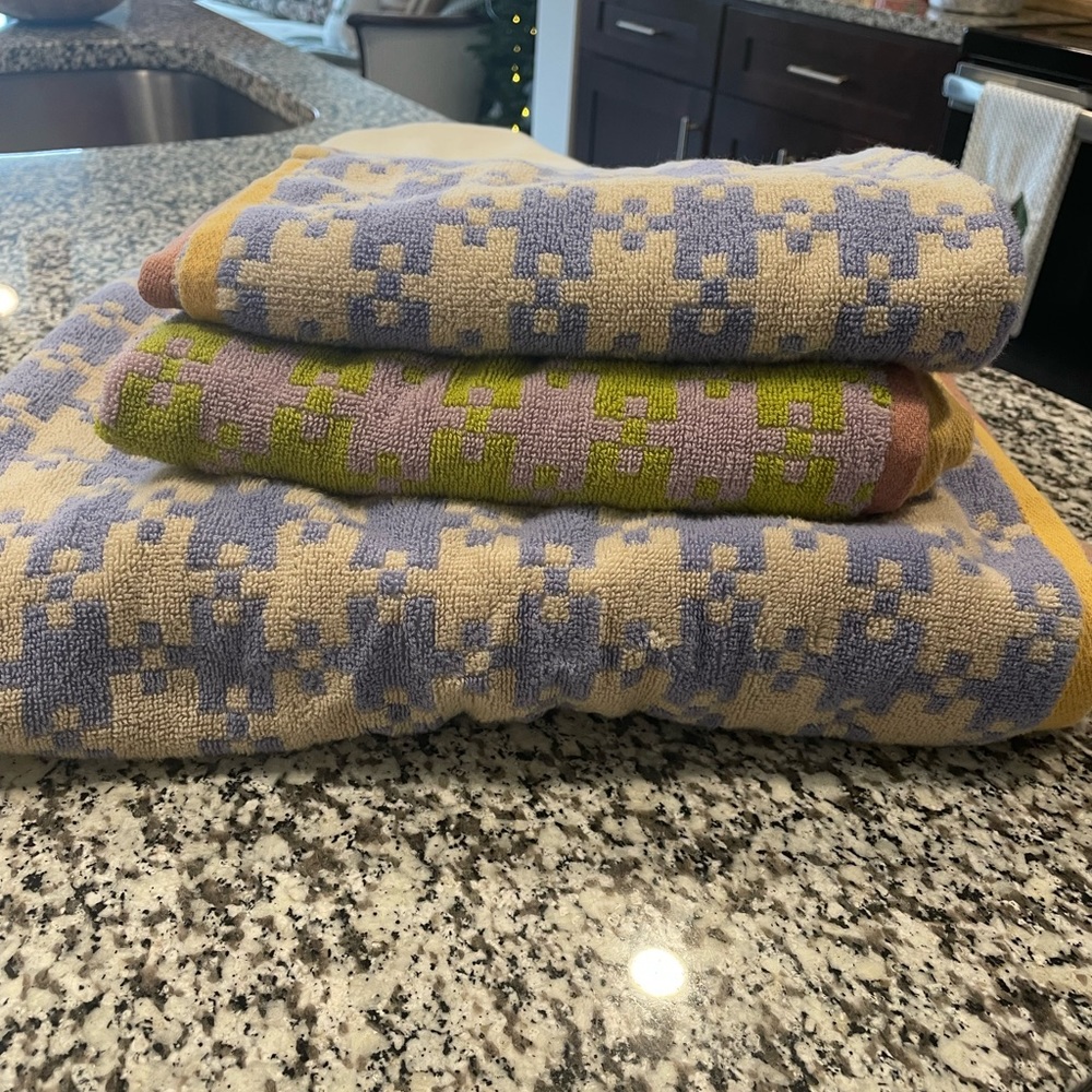 Baggy bath towel and set of matching hand towels